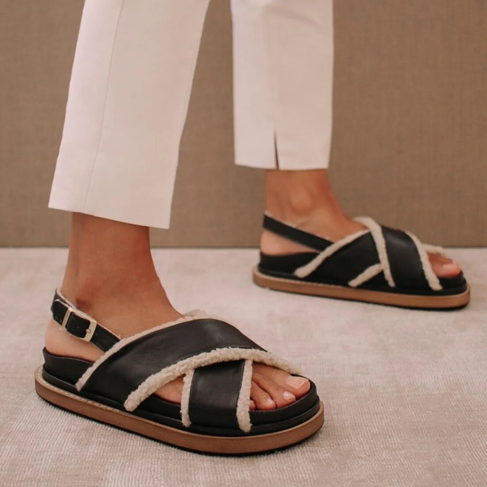 Alohas - Marshmallow in Black Leather